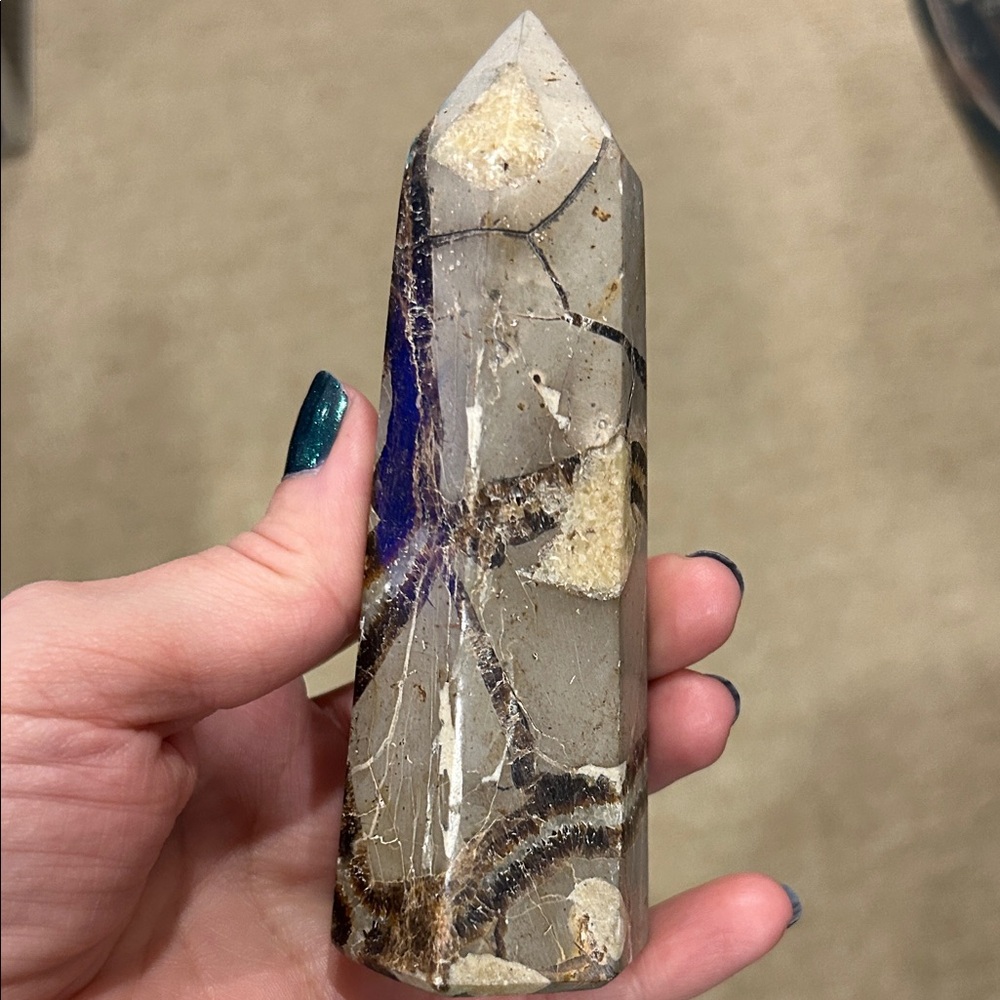 Natural Septarian Stone Obelisk - UV reactive - Picture 6 of 11